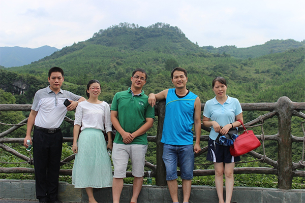 溶洞外合影 溶洞外合影