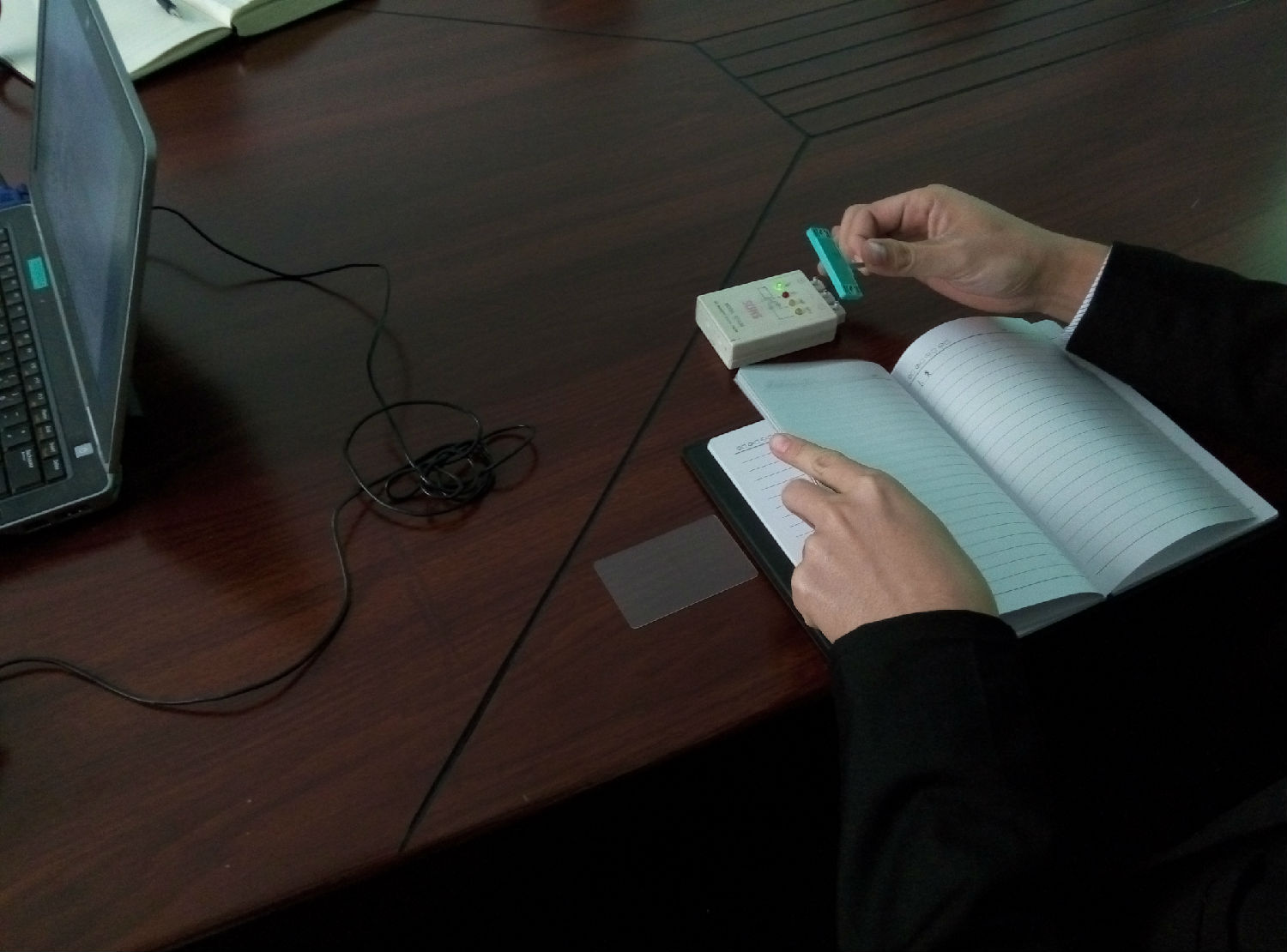 正在用倍加福接近開關(guān)做現(xiàn)場(chǎng)測(cè)試 正在用倍加福接近開關(guān)做現(xiàn)場(chǎng)測(cè)試